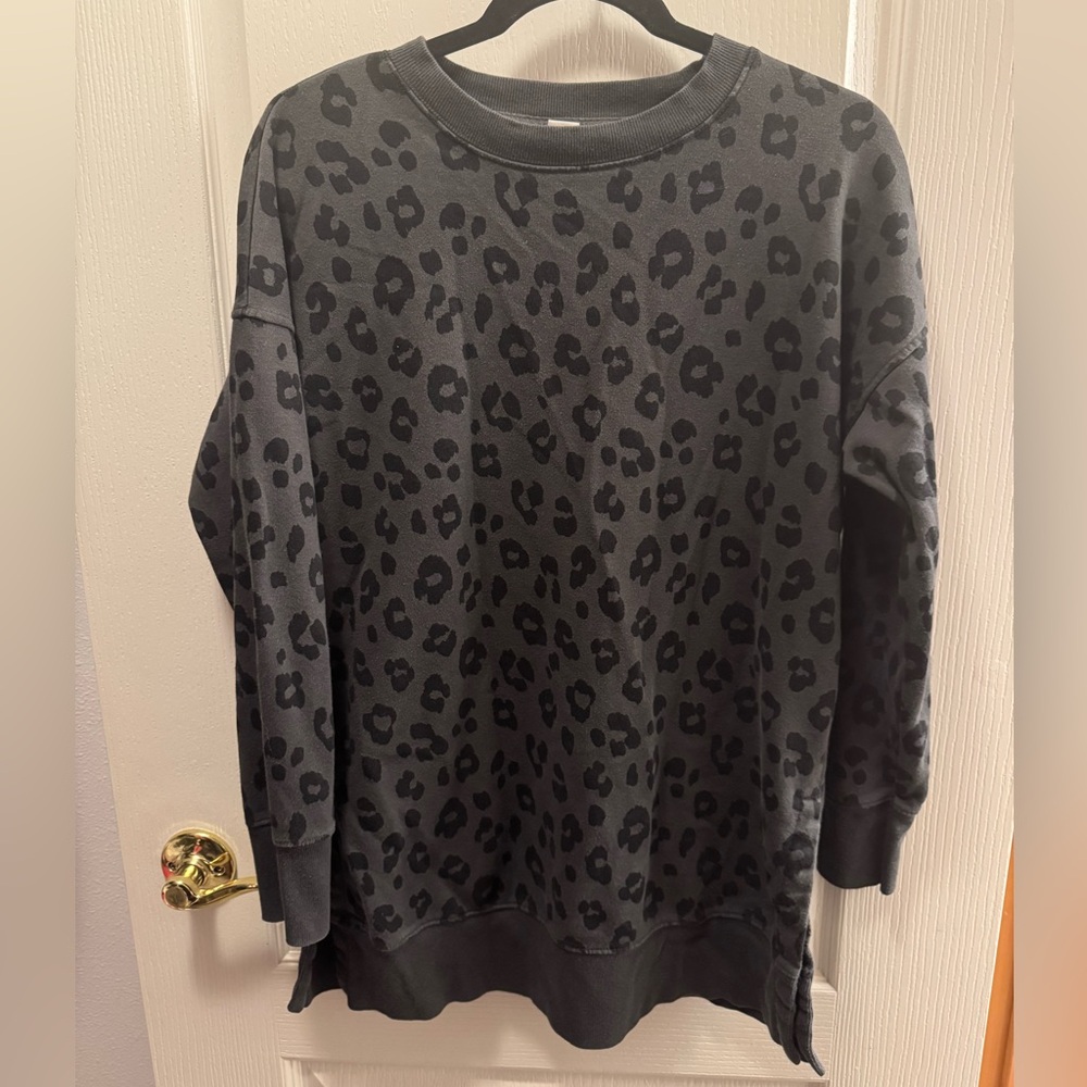 Old Navy Woman's Gray/Black Size Small Leopard Print Crewneck Sweater